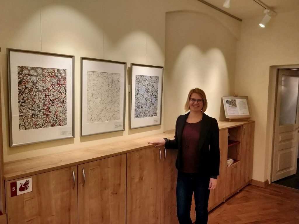 Marmurinio popieriaus paroda A. Mickevičiaus bibliotekoje || marbled papers exibition in Mickevicius library